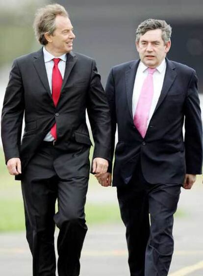 Tony Blair (izquierda) y Gordon Brown se dirigen a un acto de campaña previo a las elecciones de 2005.