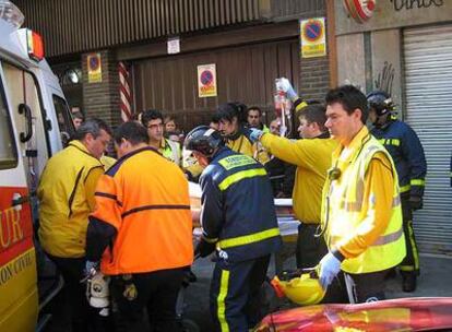 Los servicios de Emergencias trasladan al herido, un joven electricista de 21 años.