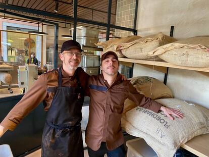 Jordi Roca y Demian Allsop, en el obrador de Casa Cacao, entre sacos con habas de cacao.