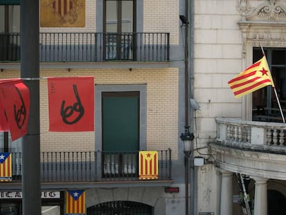 Fachada del Ayuntamiento de Berga (a la derecha), con la estelada como única bandera.