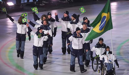 Aline Rocha foi a porta bandeira do Brasil na cerimônia de abertura.