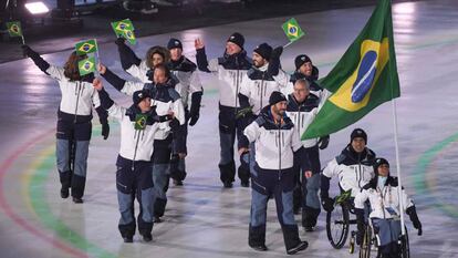 Aline Rocha foi a porta bandeira do Brasil na cerimônia de abertura.