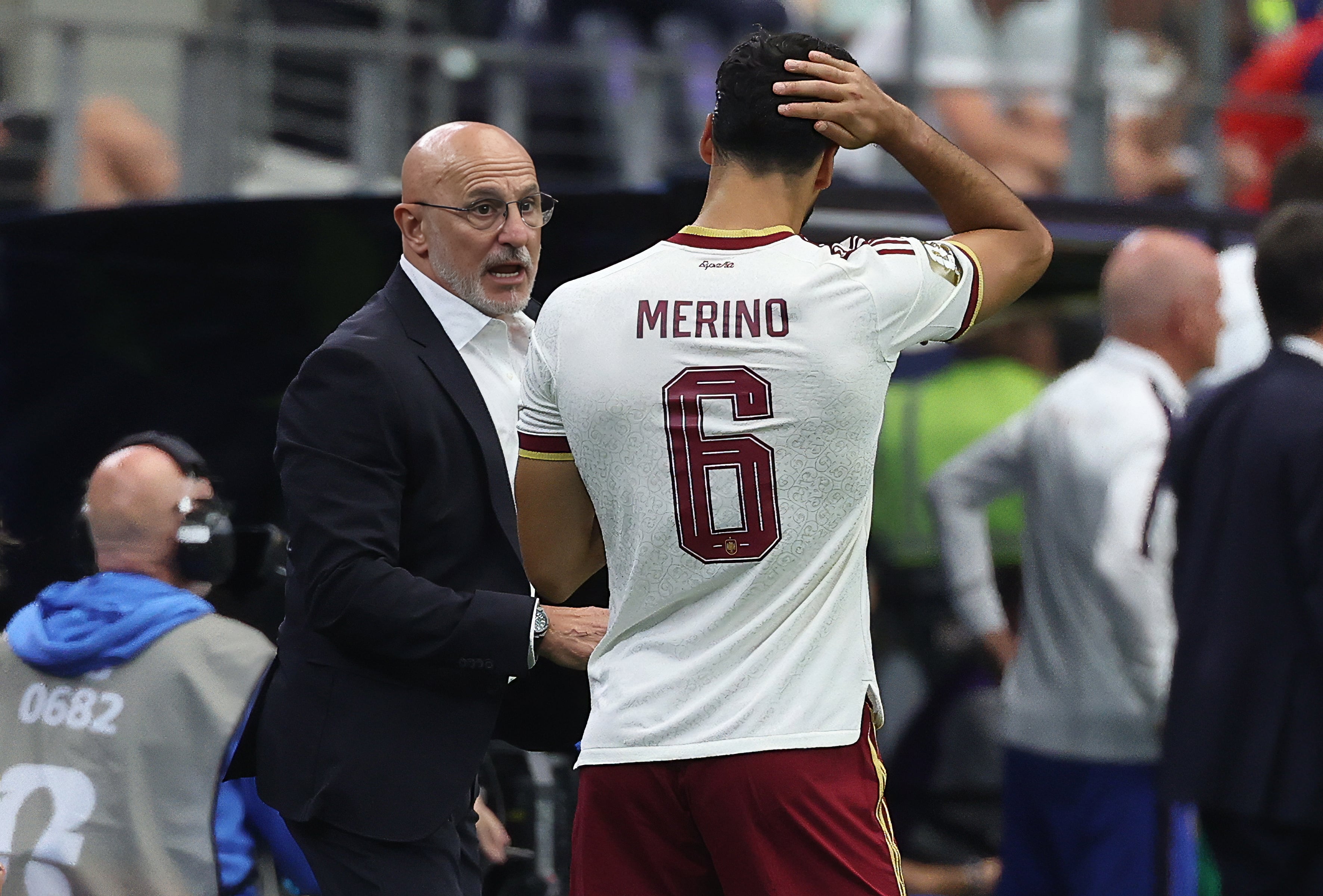 Luis de la Fuente con Mikel Merino en la semifinal de España contra Francia.