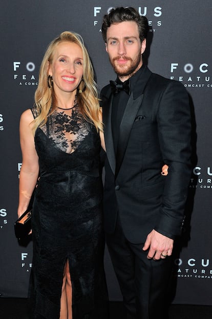 Sam Taylor-Johnson, directora de la saga 50 sombras de Grey, se casó en 2012 con Aaron Taylor-Johnson. Ella tiene 45 y él, 22. Ambos cambiaron sus apellidos a 'Taylor-Johnson' tras el enlace, colocando el de ella en primer lugar.