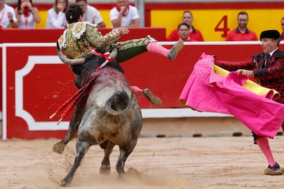 Un momento de la cogida que sufrió Rafaelillo en el cuarto toro de la tarde.