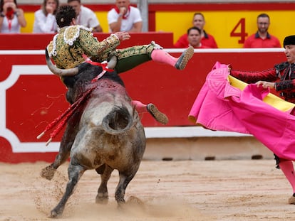 Un momento de la cogida que sufrió Rafaelillo en el cuarto toro de la tarde.