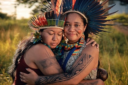 Hamangai Marcos Melo Patax, una activista indígena brasileña que lucha contra la violencia de género y busca resaltar el valor de las mujeres en las comunidades, se abraza con su hermana Itocovouty Galache Melo, en mayo de 2022.