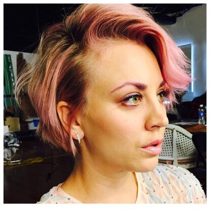 La actriz de 'Big Bang Theory' Kaley Cuoco mostró en sus redes sociales su cambio de 'look' en mayo de 2015.