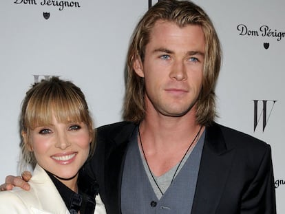 Elsa Pataki y, su marido, Chris Hemsworth