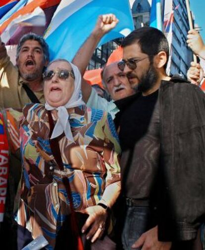 Sergio Schocklender (derecha) junto a Hebe de Bonafini durante un acto de las Madres de Plaza de Mayo en 2004.