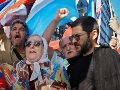 Sergio Schocklender (derecha) junto a Hebe de Bonafini durante un acto de las Madres de Plaza de Mayo en 2004.