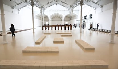 Exposicion de Carl Andre en el Palacio de Velazquez del Retiro.