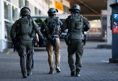 Miembros de las fuerzas especiales alemanas patrullan alrededor de la estación.