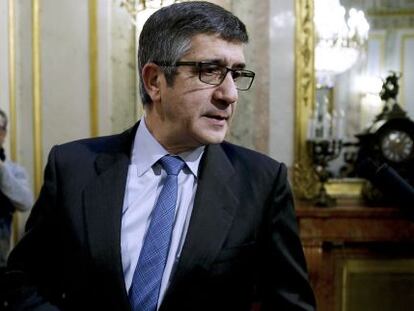 El presidente de la Mesa del Congreso, Patxi L&oacute;pez, durante la rueda de prensa posterir a la reuni&oacute;n que el &oacute;rgano rector de la C&aacute;mara Baja ha celebrado hoy en el Congreso, donde tambi&eacute;n ha presidido la reuni&oacute;n de la Junta de Portavoces, primera de la XI Legislatura, hoy en el Congreso. 