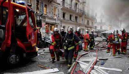 Los bomberos evacúan a una persona herida en la explosión en París.