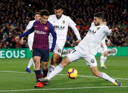 Coutinho sortea el marcaje de los defensores del Valencia en el partido del sábado.