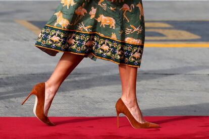 Detalle del vestido y los zapatos de Melania Trump en su visita a Kenia.