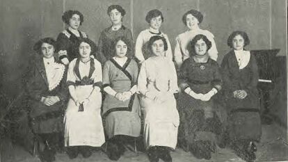 Acto de apertura del curso del Conservatorio de Música de València. Fotografía de las alumnas premiadas el curso anterior. Biblioteca Valenciana Nicolau Primitiu