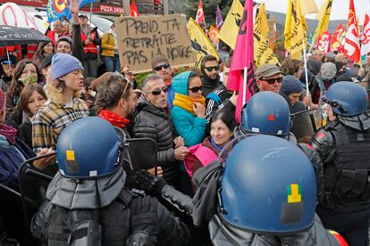 Una manifestación protesta ayer contra la visita de Macron a Sainte-Savine-Le-Lac en el suroeste de Francia.,