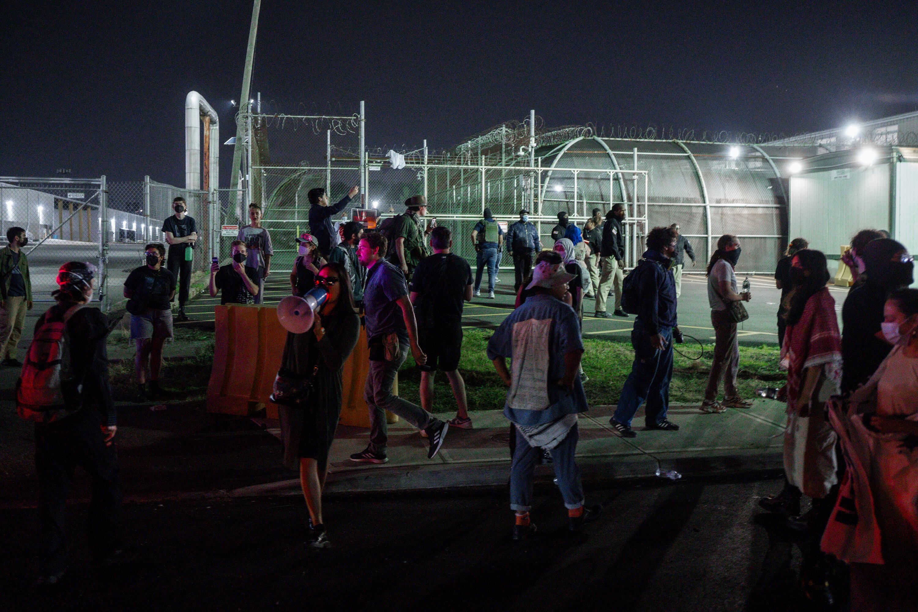 El Gobierno reabre cárceles privadas desacreditadas para llenarlas con los migrantes detenidos por el ICE