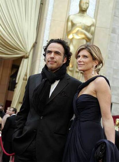 Alejandro González Iñárritu y su esposa María Hagerman, a su llegada a la 79ª edición de los Oscars.