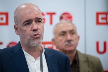 El secretario general de CC OO, Unai Sordo, con el de UGT, Pepe Álvarez, al fondo.