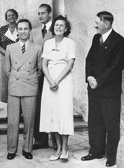Leni Riefenstahl, entre Joseph Goebbels y Adolf Hitler, el 10 de marzo de 1938 en Berlín.