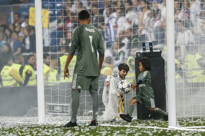 Keylor Navas, con su hijo bajo la portería durante la celebración.