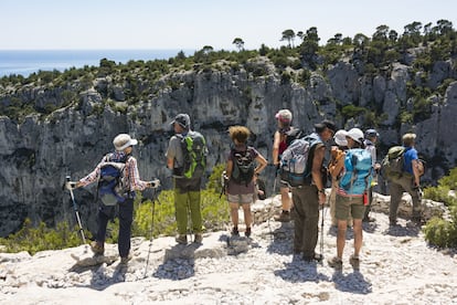 Un grupo de senderistas en la ruta señalizada para recorrer Las Calanques.