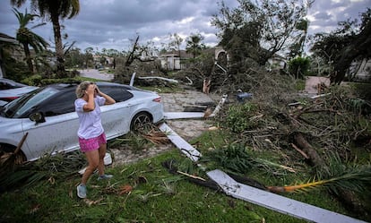 Marie Cook reacciona tras comprobar los daños causados por el huracán Milton en su vivienda, en Wellington (Florida).