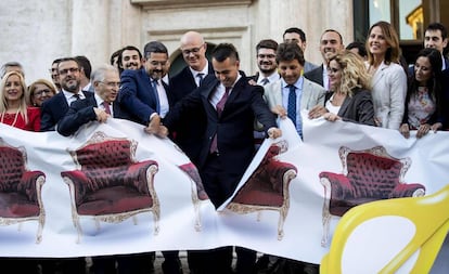 El ministro italiano de Exteriores, Luigi di Maio, del Movimiento 5 Estrellas, celebra la aprobación de la ley, este martes en Roma.