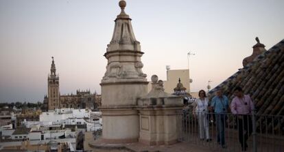 Visitantes en la cubierta de la iglesia del Salvador, al fondo la Catedral de Sevilla.