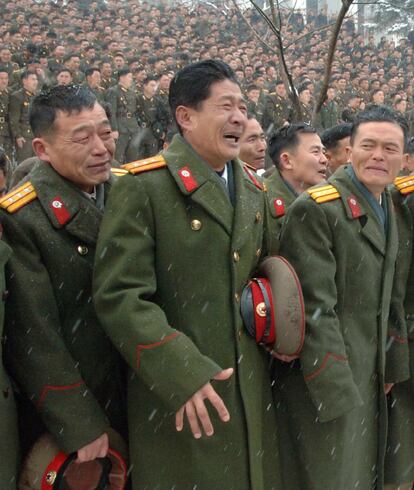 Soldados norcoreanos rindiendo su último adiós al dictador