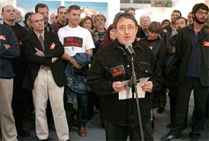 Juan Genovés, en primer plano, en la lectura del manifesto de los artistas contra la guerra en Arco.