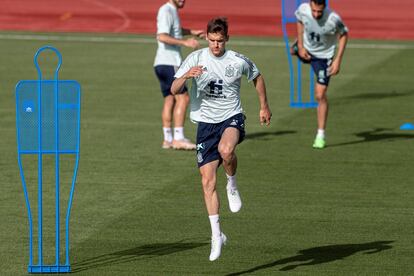 Diego Llorente, durante el entrenamiento de la selección española.