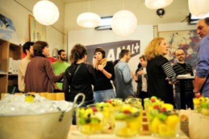 Alumnos de Bellas Artes desayunan frutas con Ferran Adriá en la Universidad Complutense.