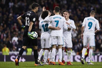 Los jugadores del Madrid celebran el tercer gol de Cristiano al Girona (6-3).