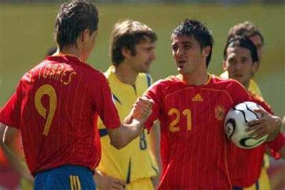 Torres (izquierda) y Villa se saludan en el encuentro contra Ucrania.