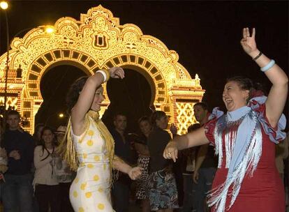 El baile por sevillanas inunda todos los rincones de la Feria. Los trajes de faralaes, las peinas, peinetas, claveles, etcétera, son una de las señas de identidad de la celebración. Mujeres de toda España acuden a la capital andaluza con sus trajes de sevillana para echar unos bailes.