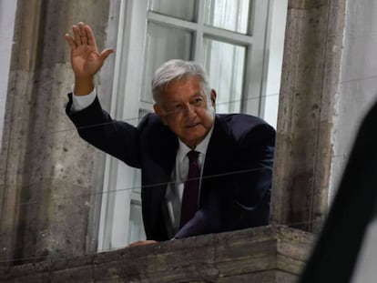 El presidente de México, Andrés Manuel López Obrador, saluda a sus partidarios después de ganar las elecciones en 2018.