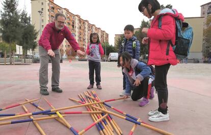 Activitats a l'aire lliure de l'Ateneu del barri de Sant Roc de Badalona, abans de l'estat d'alarma.