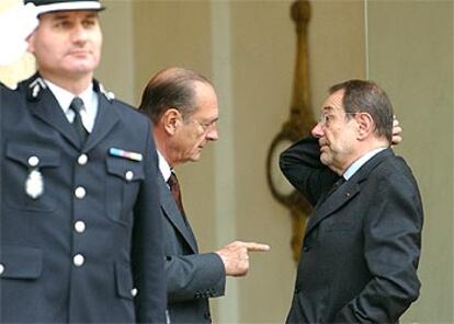 Jacques Chirac charla con Javier Solana, en el palacio del Elíseo, en París.