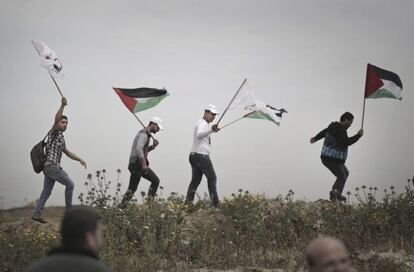 Manifestantes palestinos ondean banderas durante la celebración del "día de la tierra", el domingo.