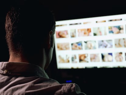 Un hombre entra en una página porno en internet.