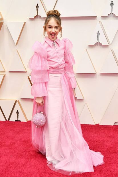 Julia Butters, de 10 anos, estreia no Oscar com um vestido rosa de Christian Siriano. Ela atua com Leonardo DiCaprio em Era uma vez... em Hollywood'.