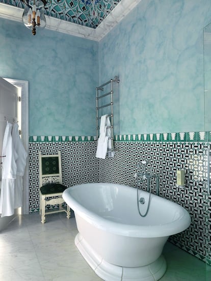 En los baños de esta residencia, propiedad del director de El Padrino, Jacques Grange empleó azulejos napolitanos.
