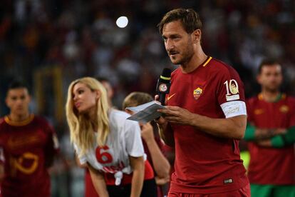 Totti lee la carta que escribió a los aficionados. "Voy a darme prisa que es hora de cenar y seguro que teneís hambre".