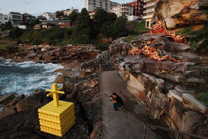 Las obras 'Cairn', de Morgan Jones, y 'Cradle of Form', de Elyssa Sykes-Smit, son dos de las 107 esculturas de artistas de todo el mundo que participan en el 'Sculpture by the Sea'.