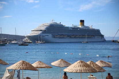 El crucero de bandera italiana "Costa Venezia" ancla en Bodrum, Mugla, Turquía, el 21 de septiembre de 2022.