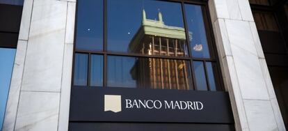 Logo de Banco Madrid en la sede de la entidad.